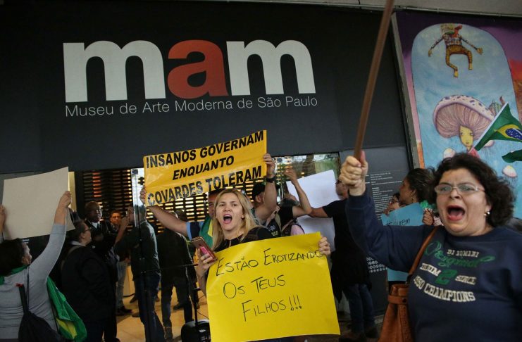 Manifestantes fazem protesto na porta do MAM (Foto: Werther Santana/Estadão Conteúdo)