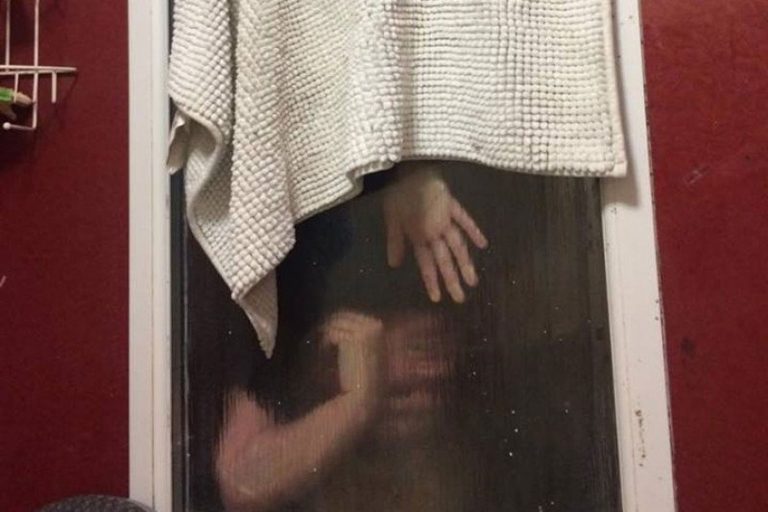 Mulher fica presa em janela de banheiro durante encontro via Tinder
