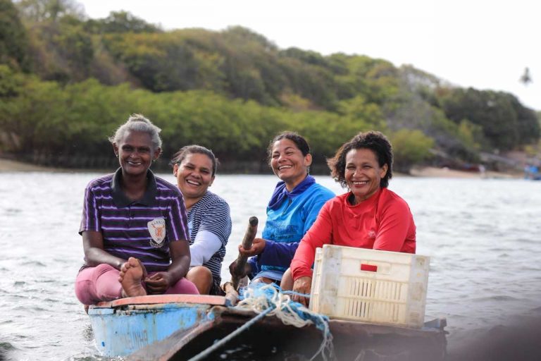 Mulheres à beira-mar: trabalho, educação e cultura