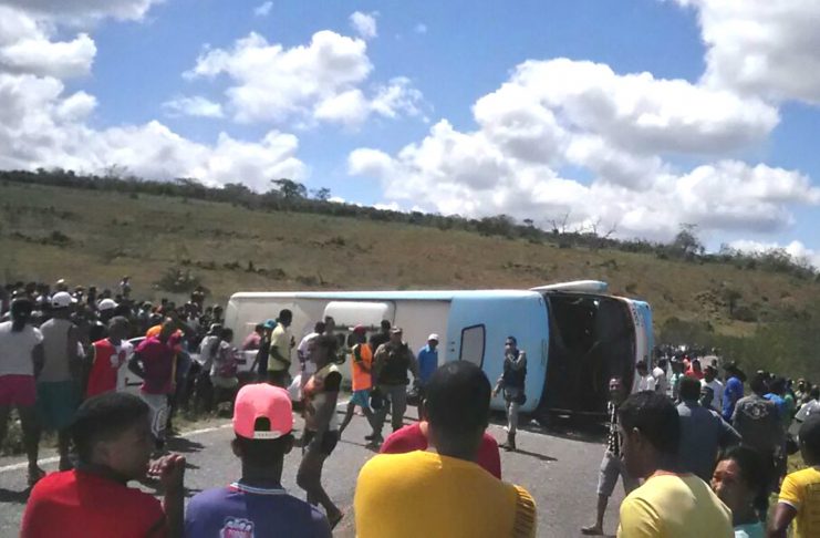 Ônibus tombou na região de Piritiba (Foto: Reprodução/Mídias Sociais)