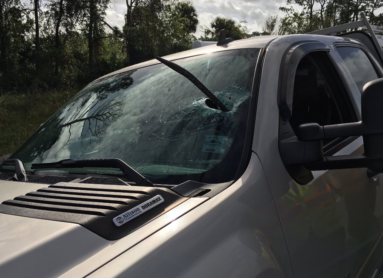 Motorista escapa após pé-de-cabra furar para-brisa de caminhonete nos EUA (Foto: Daytona Beach Police Dept/Twitter)