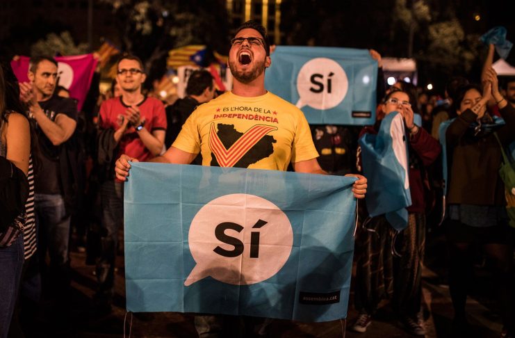 Apoiadores da independência comemoram resultado de referendo na Plaza Catalunya, em Barcelona, na noite de domingo (1º) (Foto: AP Photo/Santi Palacios)