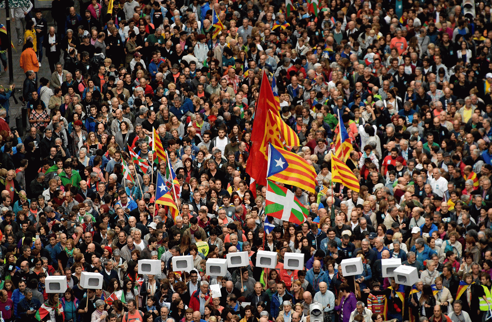Em Bilbao, no País Basco, manifestantes levam bandeiras bascas, as ikurrinas, e catalãs, as estaladas, em ato a favor do separatismo da Catalunha, no dia 30 de setembro (Foto: Alvaro Barrientos/AP)