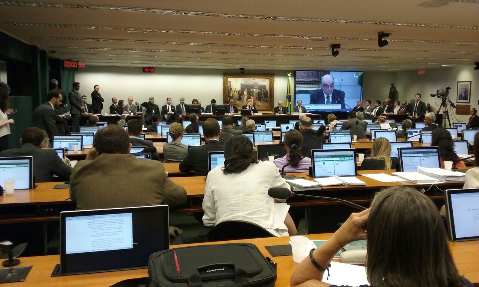 O plenário da CCJ, durante leitura do relatório do deputado Bonifácio de Andrada (PSDB-MG) (Foto: Fernanda Calgaro/G1)
