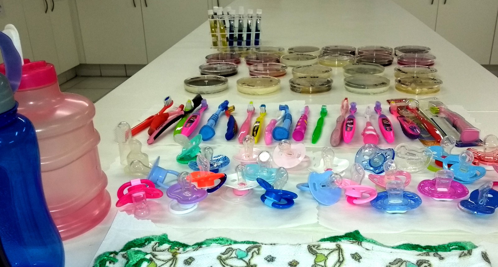 Chupetas, escovas de dente, garrafinhas e 'cheirinhos' foram analisados em pesquisa de Campinas (Foto: Patrícia Teixeira/G1)