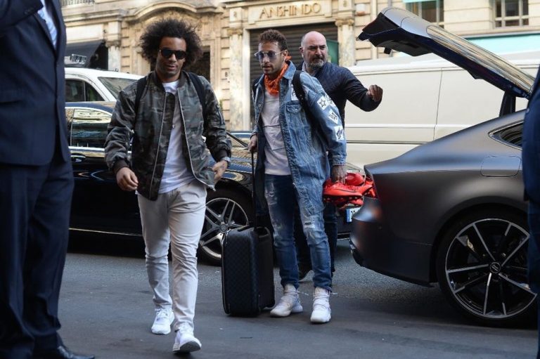 Neymar e parceiros “de casa” se apresentam à seleção brasileira em Paris