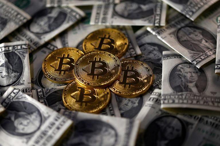 Bitcoin é bolha? Crescimento extraordinário no ano atrai investidores e divide economistas; entenda