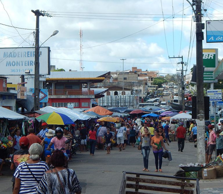 Caos na feira de Lagarto: população sofre enquanto Mercado Municipal não funciona