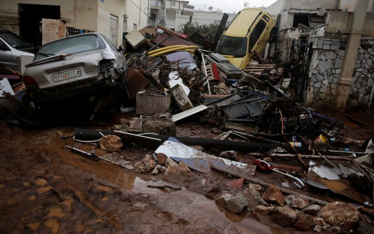Sobe para 16 número de mortos após inundações na Grécia