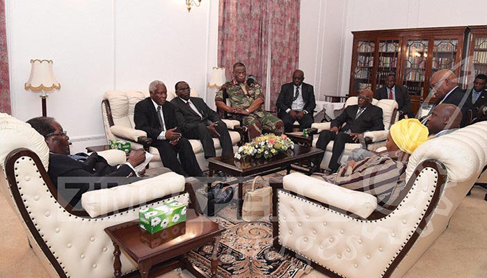 Presidente do Zimbábue se reúne com chefe dos militares e enviados da África do Sul, diz jornal