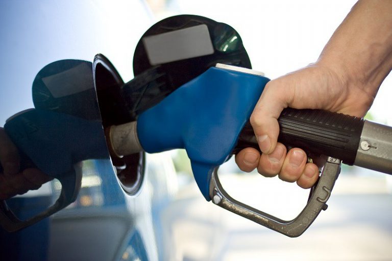 Preço da gasolina deverá passar a mais de R$ 4 entre hoje e amanhã