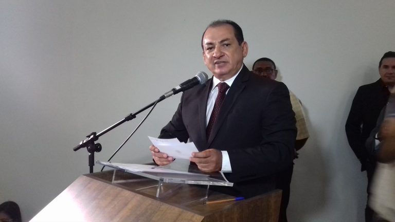 MPE pede afastamento do prefeito Valmir Monteiro