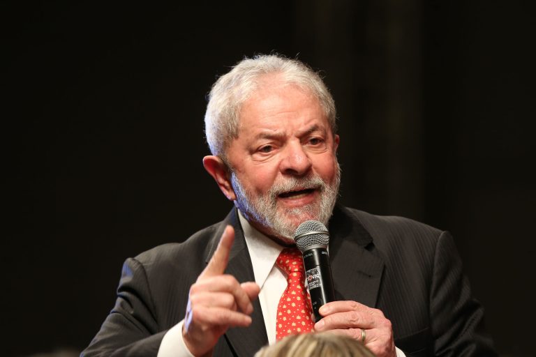 Após polêmica, Lula pede desculpas a policiais