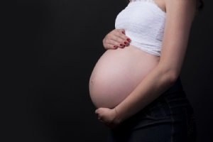 Dermatologista dá dicas para evitar estrias na gravidez
