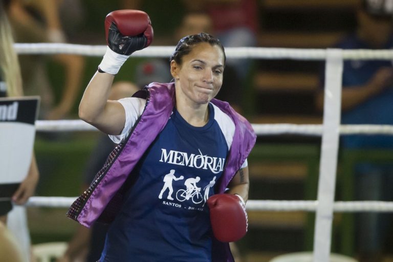 Boxeadora brasileira conquista título mundial da OMB; feito é inédito