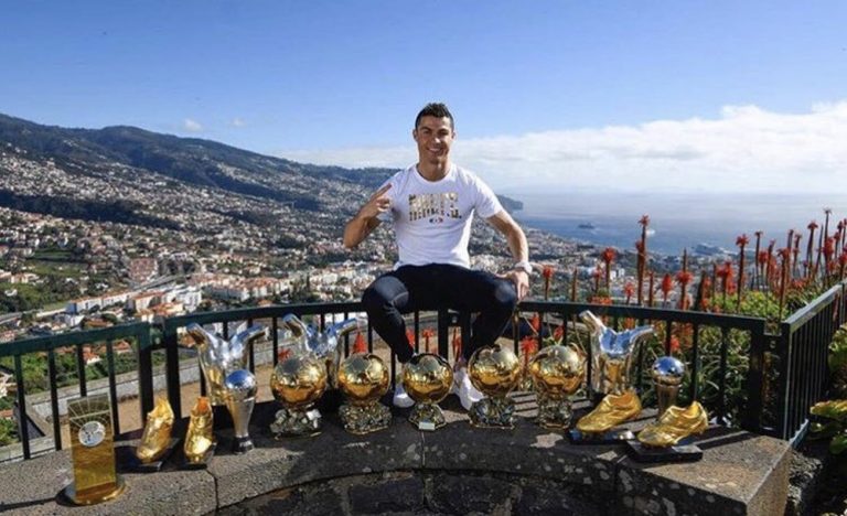 Em sua terra natal, Cristiano Ronaldo junta troféus individuais e posa para foto