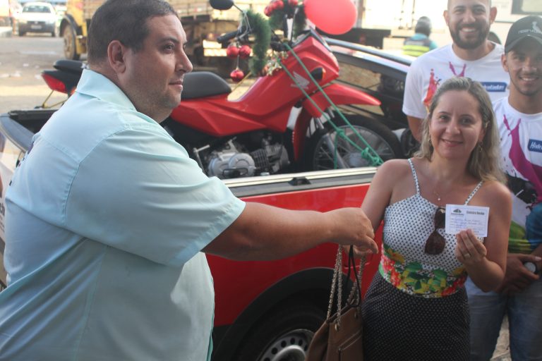 ConstruRocha faz entrega de uma Moto Pop em sorteio válido pela promoção de fim de ano