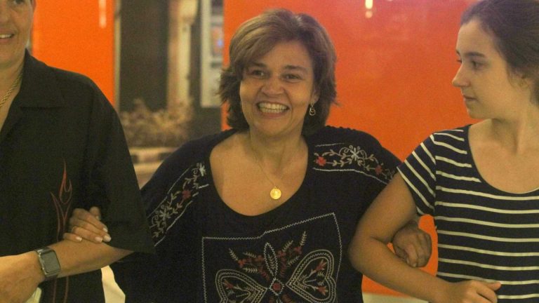 Após reabilitação, Claudia Rodrigues passeia sorridente em shopping