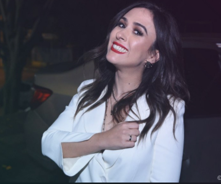 Tatá Werneck mostra aliança de noivado com Rafael Vitti em lançamento de novela, Vem Ver