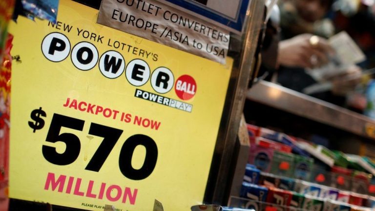 Por que americana que ganhou R$ 1,8 bilhão em loteria não pode receber o prêmio