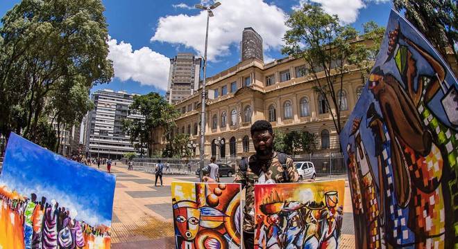 Após perseguições, refugiado se torna artista plástico no Brasil