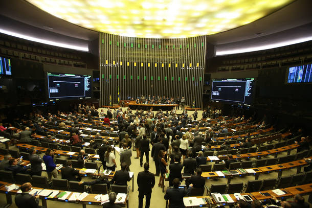 ADRR825   BSB  -  20/09/2017 - CAMARA / REFORMA POLITICA -  POLÍTICA -  POLITICA     Deputada Sheridan PSDB RR durante sessão da Câmara dos Deputados para discutir e votar a reforma política, presidida pelo deputado  presidente em exercício Fábio Ramalho, no plenário da Câmara dos Deputados em Brasilia. 
FOTO: ANDRE DUSEK/ESTADAO