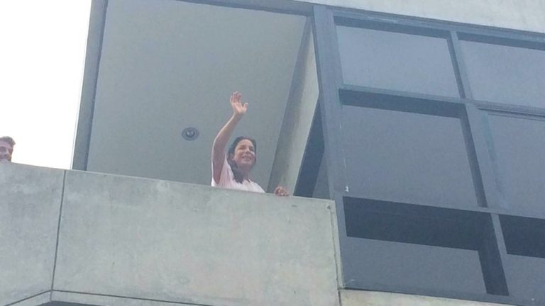 Ivete Sangalo aparece na varanda do hospital onde está internada em Salvador e diz que terá alta na quarta
