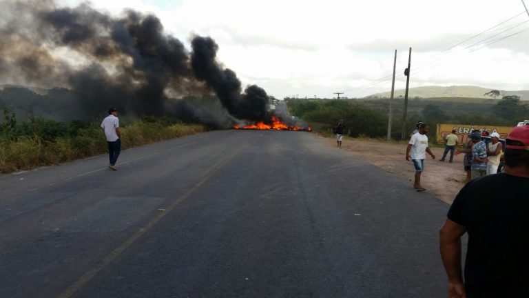 Marchantes de Lagarto realizam protesto contra a interdição do matadouro municipal