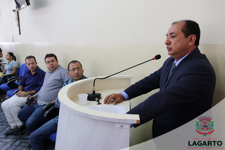 Prefeito Valmir Monteiro discursa na primeira Sessão do ano