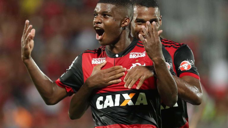 Flamengo renova com joia de 17 anos até 2023