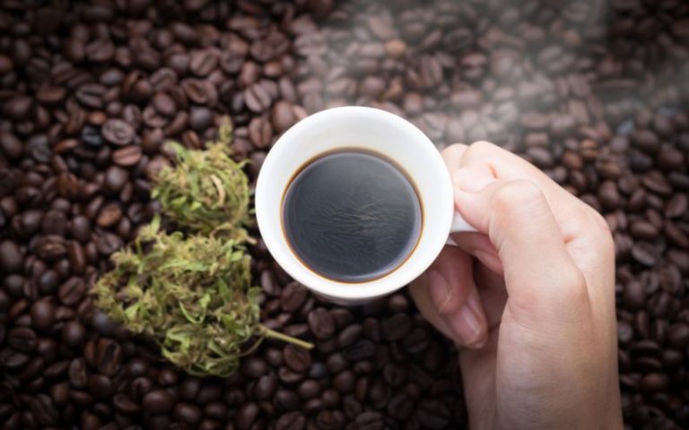 Tomar café diminui substâncias associadas à maconha, diz estudo