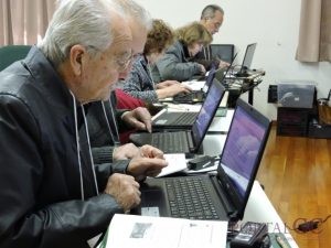 Curso de inclusão digital para idosos abrirá inscrições este mês