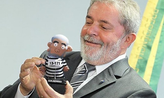 TRF-4 nega últimos recursos e Lula depende do STF para não ser preso