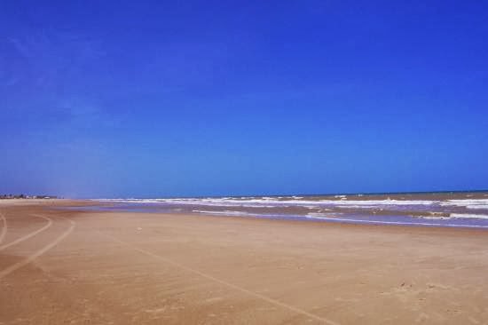 Após vazamento de óleo, Praia de Jatobá vai estar livre para banho no final de semana, diz Adema