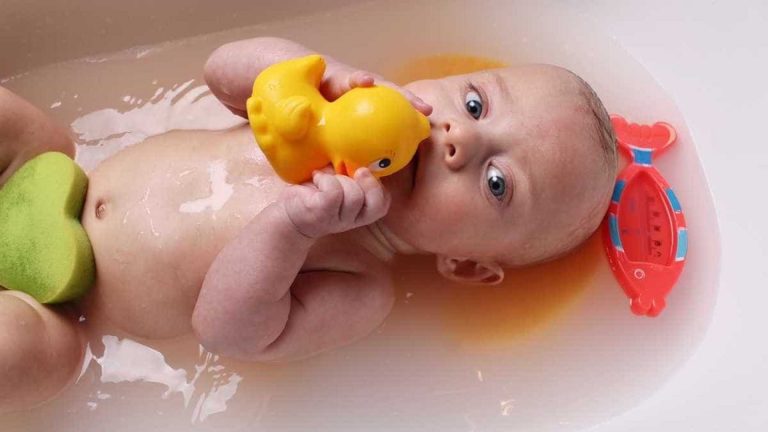 Brinquedos de banho são um depósito de bactérias para o bebê