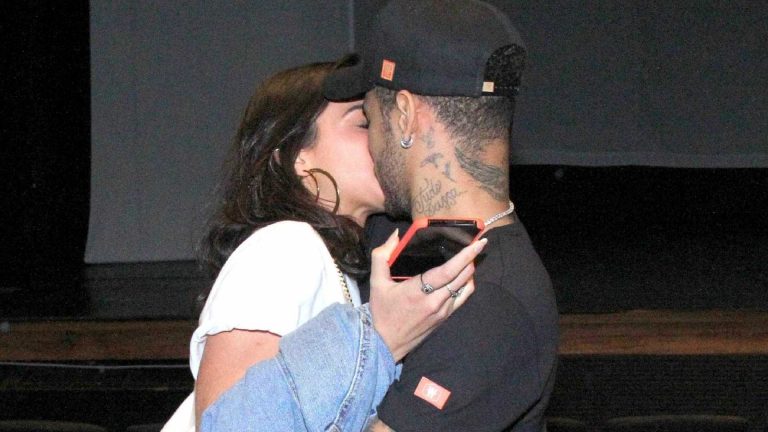 Bruna Marquezine e Neymar trocam beijões e carinhos em noite de teatro