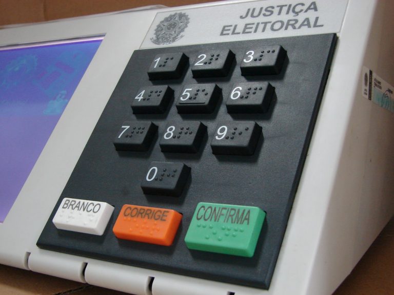 73% dos brasileiros querem que as eleições continuem com urna eletrônica