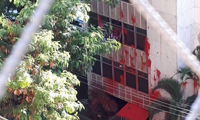MST ataca prédio de Cármen Lúcia em BH com tinta vermelha