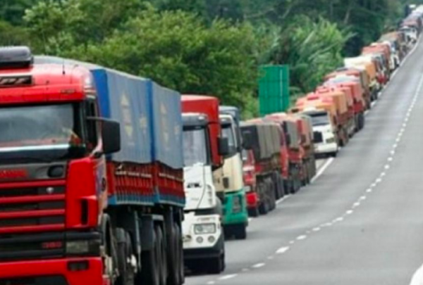Caminhoneiros mantém paralisação em 11 pontos em Sergipe
