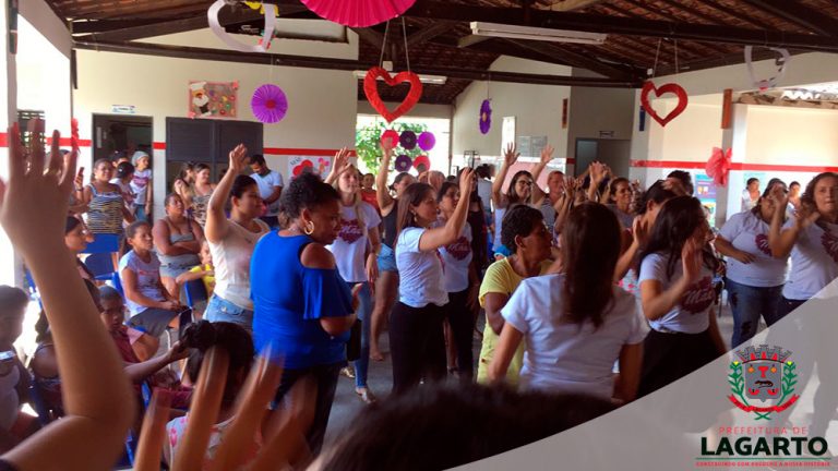 Escola Municipal do Bairro Ademar de Carvalho presenteiam mães com ‘Dia de Diva’