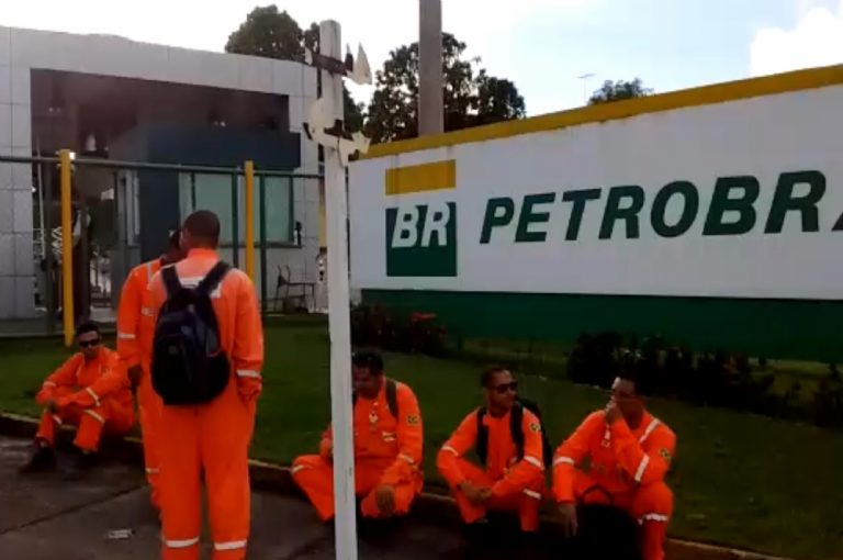Petroleiros entram em greve por tempo indeterminado