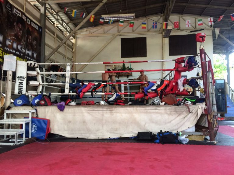 Atleta da equipe Siam Figth participa de treinamento na Tailândia