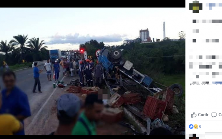 Três homens morrem em acidente na BR-101 após caminhão com carga tombar na região de Alagoinhas, na Bahia