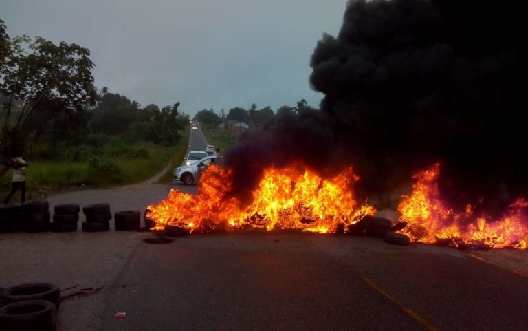 Manifestantes fecham rodovia em protesto contra a violência no trânsito