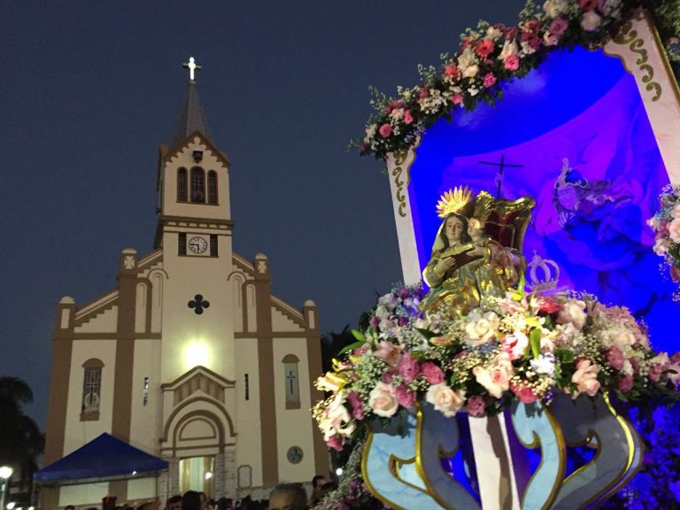 Festa da Padroeira de Simão Dias reúne multidão em seu encerramento