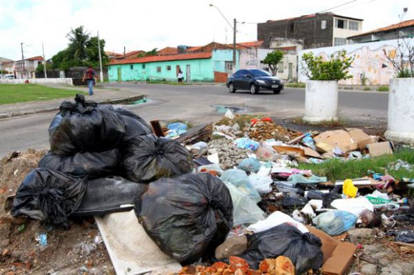 População reclama do acúmulo de lixo nas ruas de Aracaju