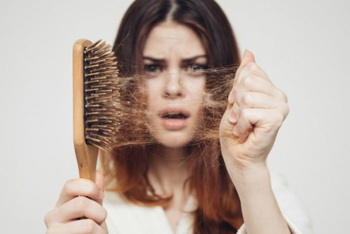 6 hábitos que você deve evitar para evitar a queda de cabelo