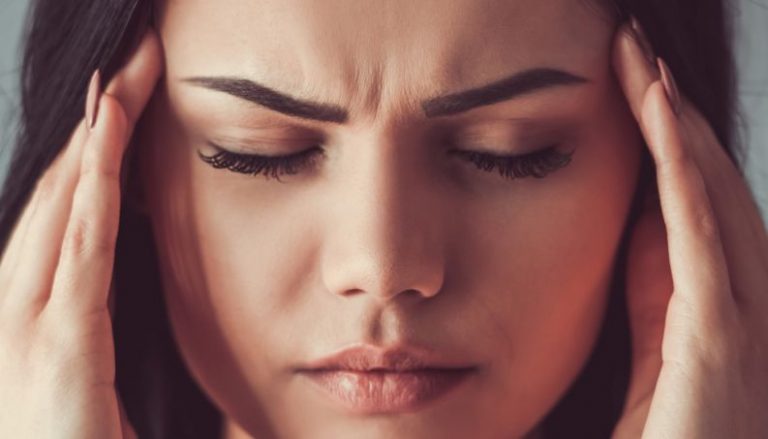 Hormônios podem intensificar a dor de cabeça em mulheres