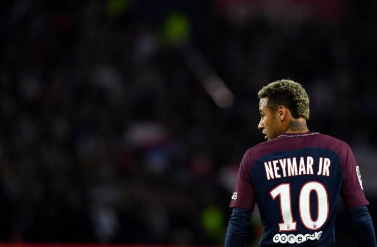 Paris Saint-Germain's Brazilian forward Neymar reacts during the French Ligue 1 football match between Paris Saint-Germain (PSG) and Lyon (OL) at the Parc des Princes stadium in Paris on September 17, 2017. / AFP PHOTO / FRANCK FIFE