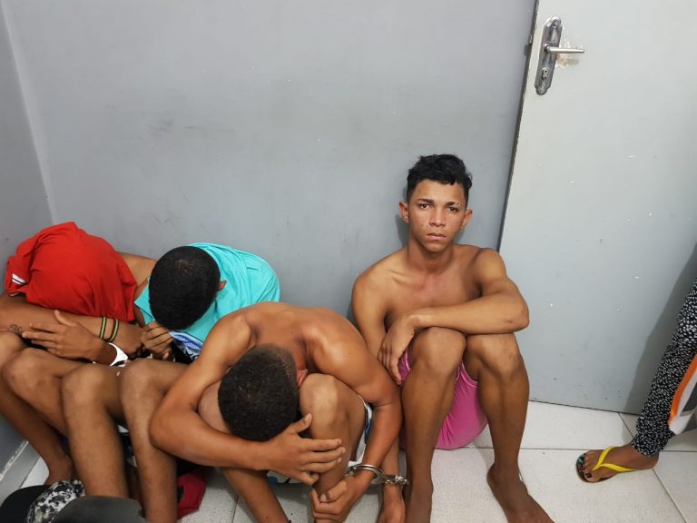 Indivíduo é preso e três menores são apreendidos acusados de roubo no bairro Ademar de Carvalho